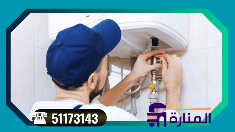 فني يقوم بصيانة سخان مركزي